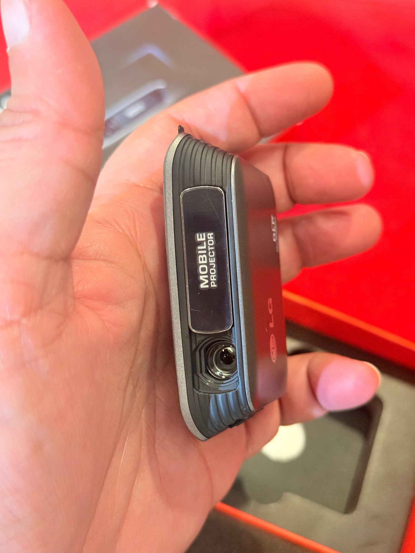 LG Mobile Projector – Model GW825V